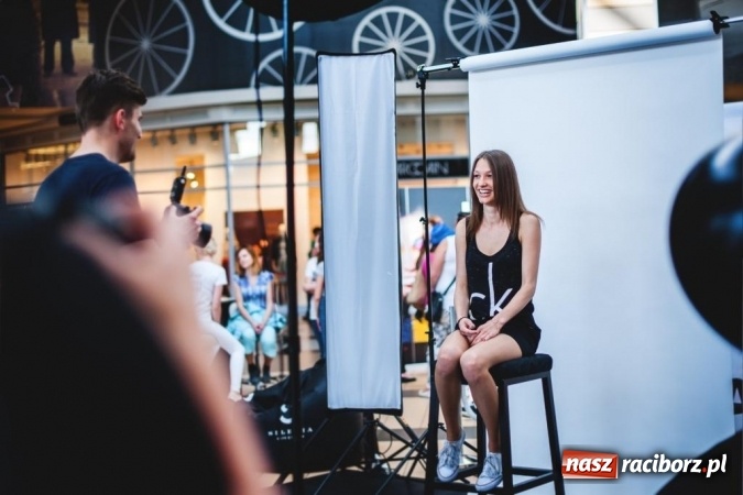 Zdjęcie w galerii na portalu naszraciborz.pl: Katowice: Blisko 200 kobiet dumnie pokazało zmarszczki, piegi, krągłości i tatuaże. Cel? Koniec z dyskryminacją ich ciał!  wiadomości z regionu