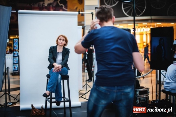 Zdjęcie w galerii na portalu naszraciborz.pl: Katowice: Blisko 200 kobiet dumnie pokazało zmarszczki, piegi, krągłości i tatuaże. Cel? Koniec z dyskryminacją ich ciał!  wiadomości z regionu