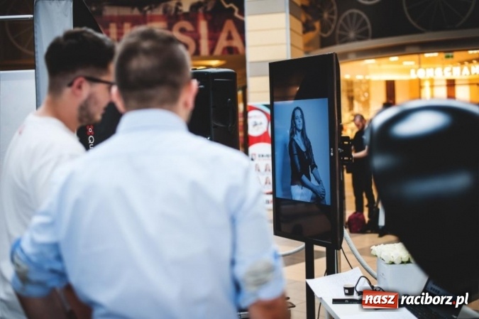 Zdjęcie w galerii na portalu naszraciborz.pl: Katowice: Blisko 200 kobiet dumnie pokazało zmarszczki, piegi, krągłości i tatuaże. Cel? Koniec z dyskryminacją ich ciał!  wiadomości z regionu