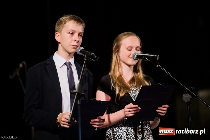 Zdjęcie w galerii na portalu naszraciborz.pl: Victorie 2016 przyznane. Uroczysta Gala Gimnazjum nr 1 w Strzesze wiadomości z regionu