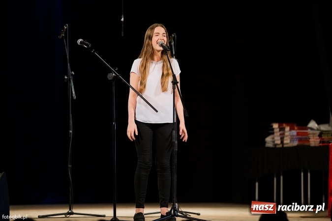 Zdjęcie w galerii na portalu naszraciborz.pl: Victorie 2016 przyznane. Uroczysta Gala Gimnazjum nr 1 w Strzesze wiadomości z regionu