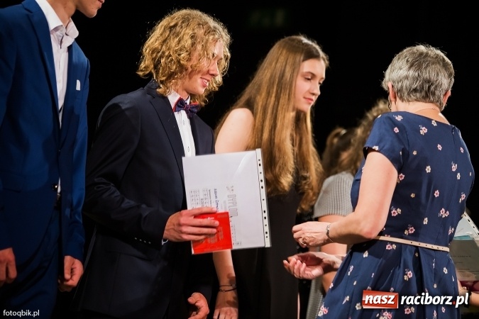 Zdjęcie w galerii na portalu naszraciborz.pl: Victorie 2016 przyznane. Uroczysta Gala Gimnazjum nr 1 w Strzesze wiadomości z regionu