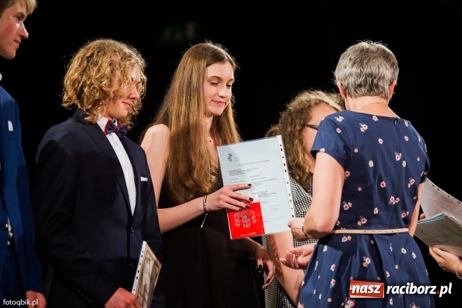 Zdjęcie w galerii na portalu naszraciborz.pl: Victorie 2016 przyznane. Uroczysta Gala Gimnazjum nr 1 w Strzesze wiadomości z regionu