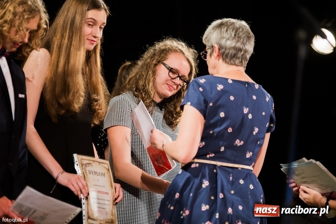 Zdjęcie w galerii na portalu naszraciborz.pl: Victorie 2016 przyznane. Uroczysta Gala Gimnazjum nr 1 w Strzesze wiadomości z regionu