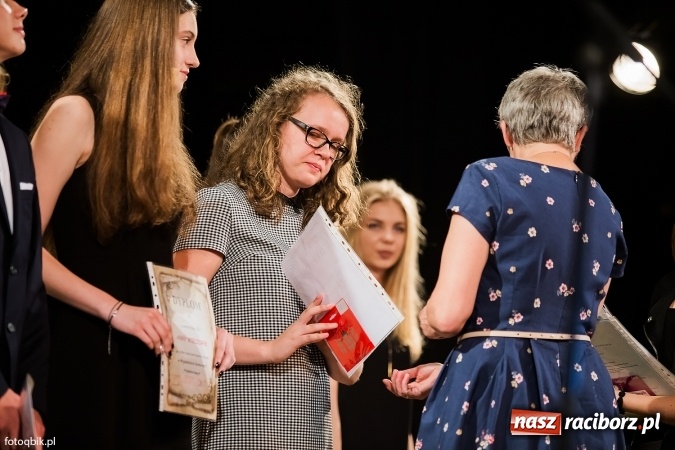 Zdjęcie w galerii na portalu naszraciborz.pl: Victorie 2016 przyznane. Uroczysta Gala Gimnazjum nr 1 w Strzesze wiadomości z regionu