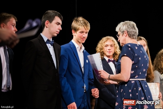Zdjęcie w galerii na portalu naszraciborz.pl: Victorie 2016 przyznane. Uroczysta Gala Gimnazjum nr 1 w Strzesze wiadomości z regionu
