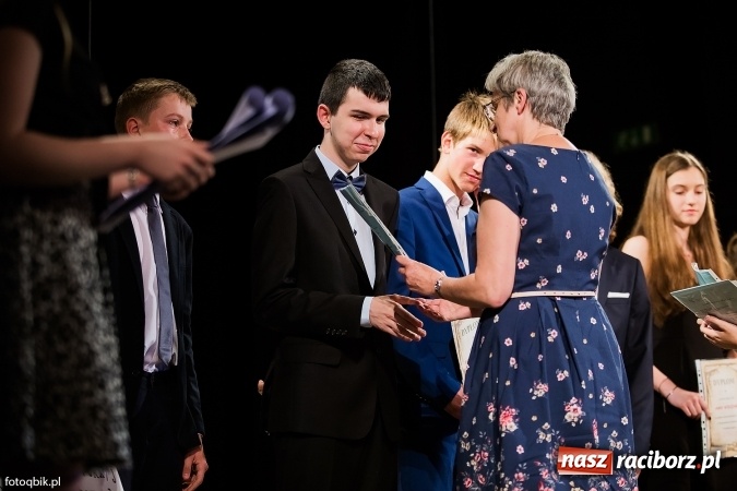 Zdjęcie w galerii na portalu naszraciborz.pl: Victorie 2016 przyznane. Uroczysta Gala Gimnazjum nr 1 w Strzesze wiadomości z regionu