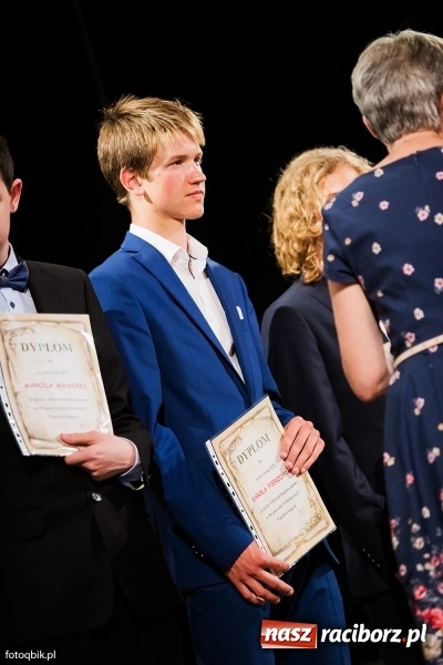 Zdjęcie w galerii na portalu naszraciborz.pl: Victorie 2016 przyznane. Uroczysta Gala Gimnazjum nr 1 w Strzesze wiadomości z regionu