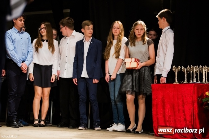 Zdjęcie w galerii na portalu naszraciborz.pl: Victorie 2016 przyznane. Uroczysta Gala Gimnazjum nr 1 w Strzesze wiadomości z regionu