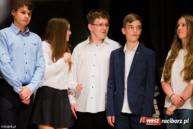 Zdjęcie w galerii na portalu naszraciborz.pl: Victorie 2016 przyznane. Uroczysta Gala Gimnazjum nr 1 w Strzesze wiadomości z regionu