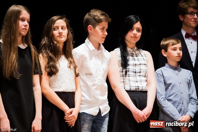 Zdjęcie w galerii na portalu naszraciborz.pl: Victorie 2016 przyznane. Uroczysta Gala Gimnazjum nr 1 w Strzesze wiadomości z regionu