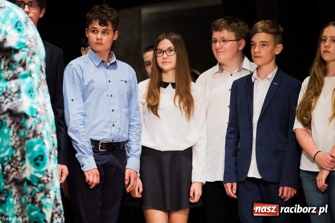 Zdjęcie w galerii na portalu naszraciborz.pl: Victorie 2016 przyznane. Uroczysta Gala Gimnazjum nr 1 w Strzesze wiadomości z regionu