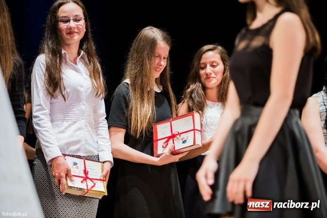 Zdjęcie w galerii na portalu naszraciborz.pl: Victorie 2016 przyznane. Uroczysta Gala Gimnazjum nr 1 w Strzesze wiadomości z regionu