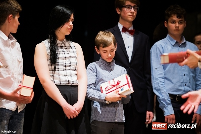 Zdjęcie w galerii na portalu naszraciborz.pl: Victorie 2016 przyznane. Uroczysta Gala Gimnazjum nr 1 w Strzesze wiadomości z regionu