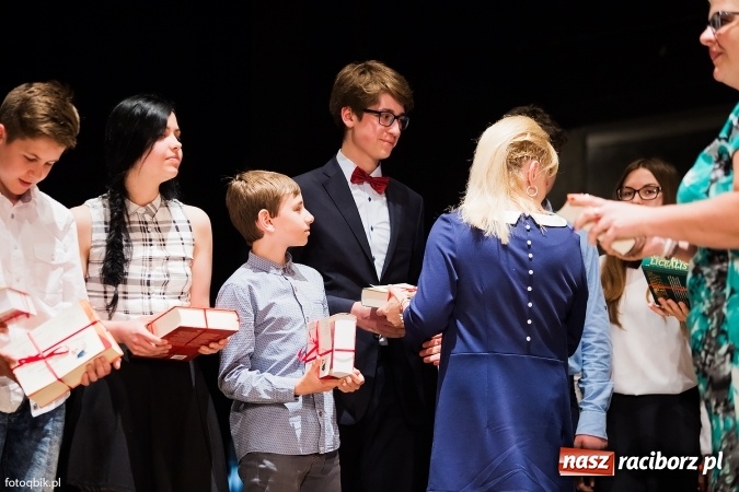 Zdjęcie w galerii na portalu naszraciborz.pl: Victorie 2016 przyznane. Uroczysta Gala Gimnazjum nr 1 w Strzesze wiadomości z regionu
