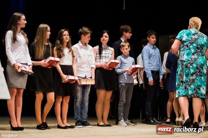 Zdjęcie w galerii na portalu naszraciborz.pl: Victorie 2016 przyznane. Uroczysta Gala Gimnazjum nr 1 w Strzesze wiadomości z regionu