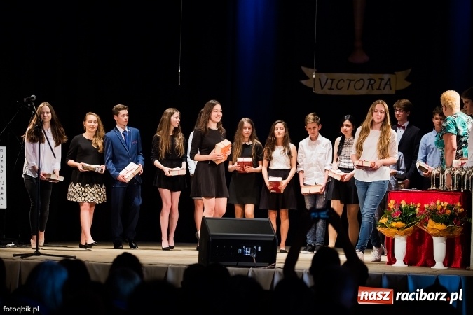 Zdjęcie w galerii na portalu naszraciborz.pl: Victorie 2016 przyznane. Uroczysta Gala Gimnazjum nr 1 w Strzesze wiadomości z regionu