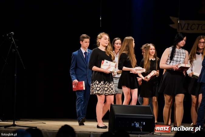 Zdjęcie w galerii na portalu naszraciborz.pl: Victorie 2016 przyznane. Uroczysta Gala Gimnazjum nr 1 w Strzesze wiadomości z regionu