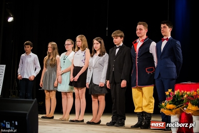 Zdjęcie w galerii na portalu naszraciborz.pl: Victorie 2016 przyznane. Uroczysta Gala Gimnazjum nr 1 w Strzesze wiadomości z regionu