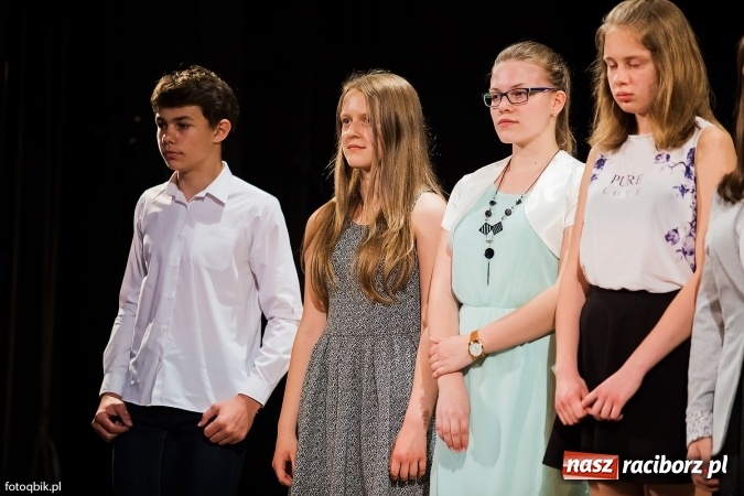 Zdjęcie w galerii na portalu naszraciborz.pl: Victorie 2016 przyznane. Uroczysta Gala Gimnazjum nr 1 w Strzesze wiadomości z regionu