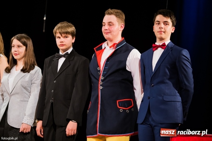 Zdjęcie w galerii na portalu naszraciborz.pl: Victorie 2016 przyznane. Uroczysta Gala Gimnazjum nr 1 w Strzesze wiadomości z regionu