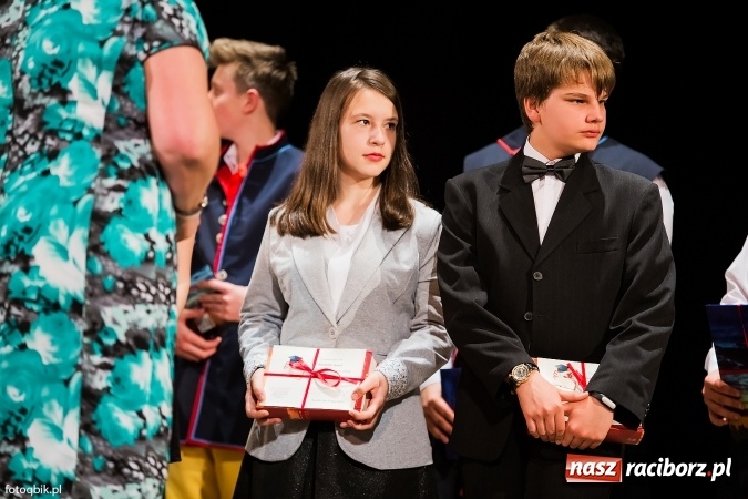 Zdjęcie w galerii na portalu naszraciborz.pl: Victorie 2016 przyznane. Uroczysta Gala Gimnazjum nr 1 w Strzesze wiadomości z regionu