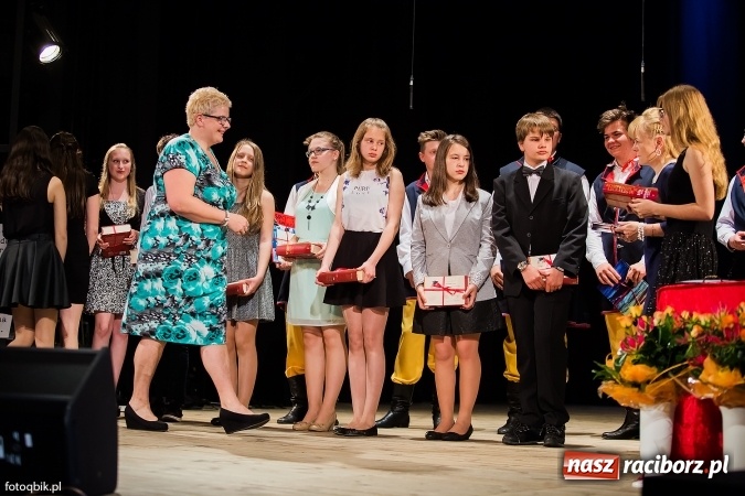 Zdjęcie w galerii na portalu naszraciborz.pl: Victorie 2016 przyznane. Uroczysta Gala Gimnazjum nr 1 w Strzesze wiadomości z regionu