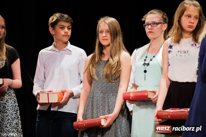 Zdjęcie w galerii na portalu naszraciborz.pl: Victorie 2016 przyznane. Uroczysta Gala Gimnazjum nr 1 w Strzesze wiadomości z regionu