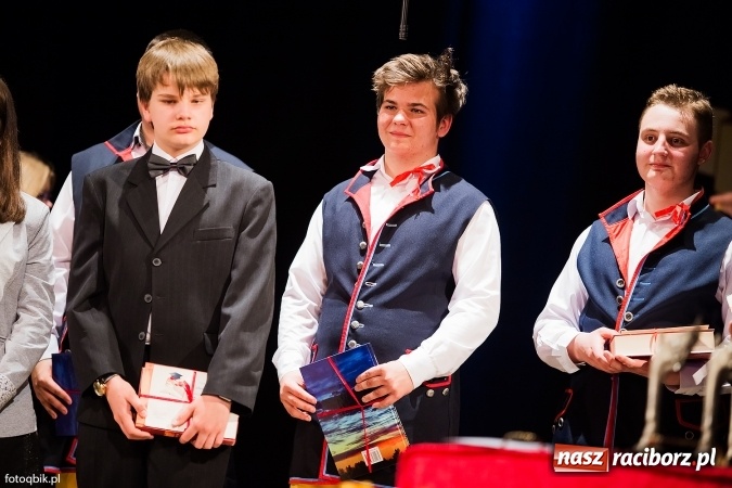 Zdjęcie w galerii na portalu naszraciborz.pl: Victorie 2016 przyznane. Uroczysta Gala Gimnazjum nr 1 w Strzesze wiadomości z regionu