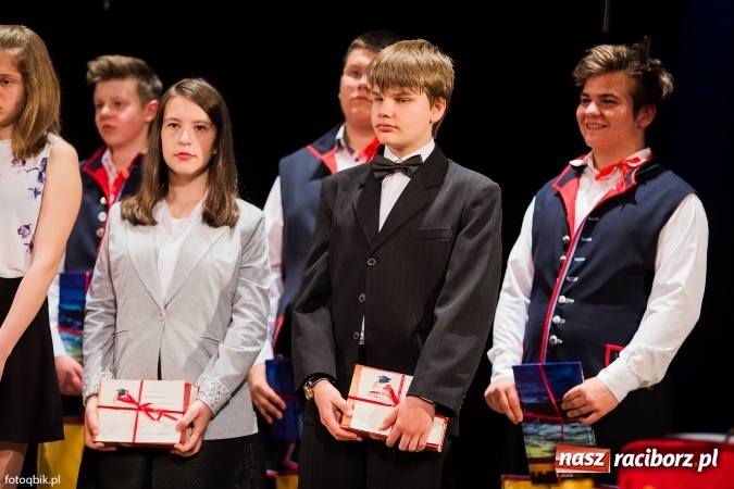 Zdjęcie w galerii na portalu naszraciborz.pl: Victorie 2016 przyznane. Uroczysta Gala Gimnazjum nr 1 w Strzesze wiadomości z regionu