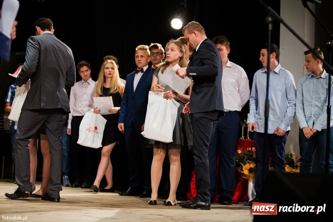 Zdjęcie w galerii na portalu naszraciborz.pl: Victorie 2016 przyznane. Uroczysta Gala Gimnazjum nr 1 w Strzesze wiadomości z regionu