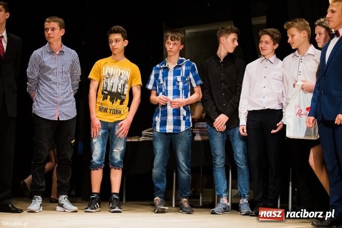 Zdjęcie w galerii na portalu naszraciborz.pl: Victorie 2016 przyznane. Uroczysta Gala Gimnazjum nr 1 w Strzesze wiadomości z regionu