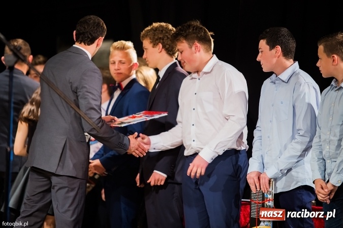 Zdjęcie w galerii na portalu naszraciborz.pl: Victorie 2016 przyznane. Uroczysta Gala Gimnazjum nr 1 w Strzesze wiadomości z regionu