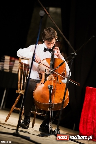 Zdjęcie w galerii na portalu naszraciborz.pl: Victorie 2016 przyznane. Uroczysta Gala Gimnazjum nr 1 w Strzesze wiadomości z regionu