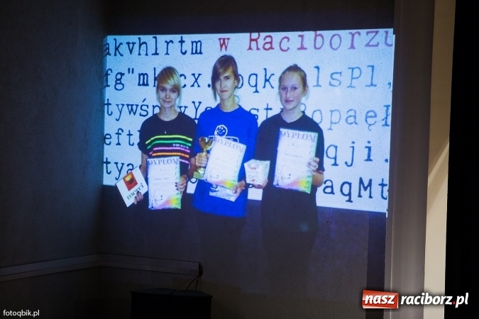 Zdjęcie w galerii na portalu naszraciborz.pl: Victorie 2016 przyznane. Uroczysta Gala Gimnazjum nr 1 w Strzesze wiadomości z regionu