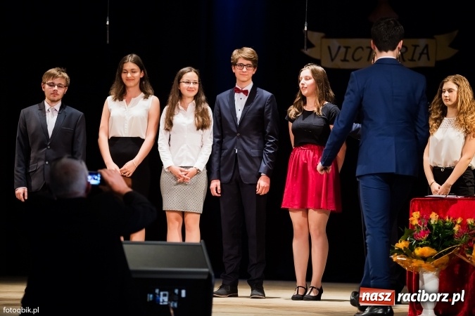 Zdjęcie w galerii na portalu naszraciborz.pl: Victorie 2016 przyznane. Uroczysta Gala Gimnazjum nr 1 w Strzesze wiadomości z regionu
