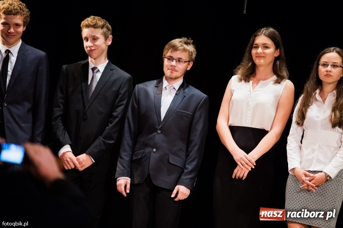 Zdjęcie w galerii na portalu naszraciborz.pl: Victorie 2016 przyznane. Uroczysta Gala Gimnazjum nr 1 w Strzesze wiadomości z regionu
