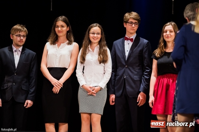 Zdjęcie w galerii na portalu naszraciborz.pl: Victorie 2016 przyznane. Uroczysta Gala Gimnazjum nr 1 w Strzesze wiadomości z regionu