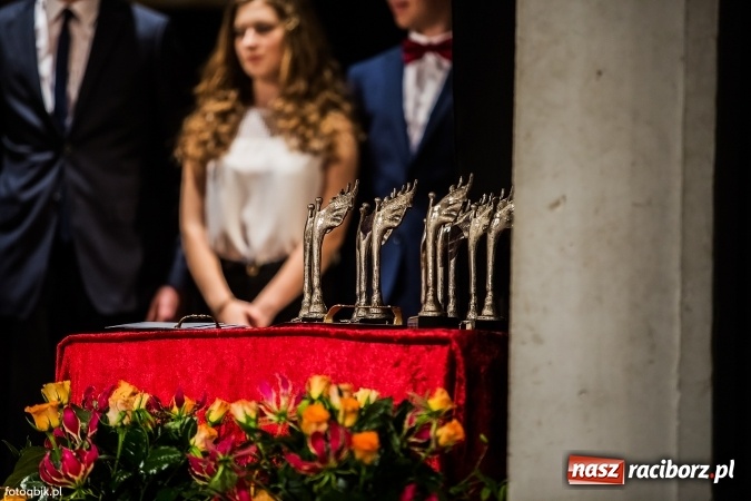 Zdjęcie w galerii na portalu naszraciborz.pl: Victorie 2016 przyznane. Uroczysta Gala Gimnazjum nr 1 w Strzesze wiadomości z regionu