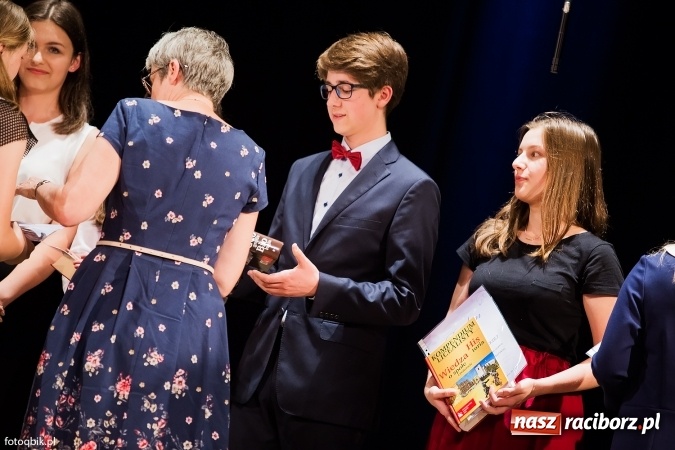 Zdjęcie w galerii na portalu naszraciborz.pl: Victorie 2016 przyznane. Uroczysta Gala Gimnazjum nr 1 w Strzesze wiadomości z regionu