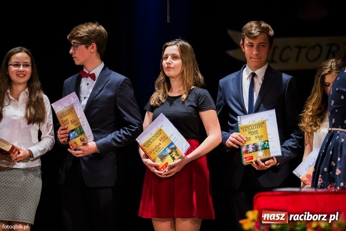 Zdjęcie w galerii na portalu naszraciborz.pl: Victorie 2016 przyznane. Uroczysta Gala Gimnazjum nr 1 w Strzesze wiadomości z regionu