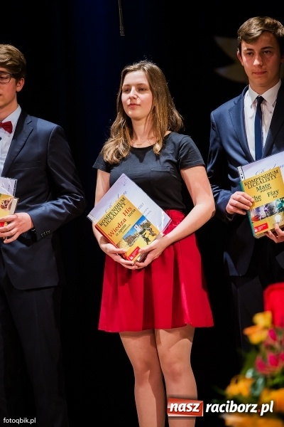Zdjęcie w galerii na portalu naszraciborz.pl: Victorie 2016 przyznane. Uroczysta Gala Gimnazjum nr 1 w Strzesze wiadomości z regionu