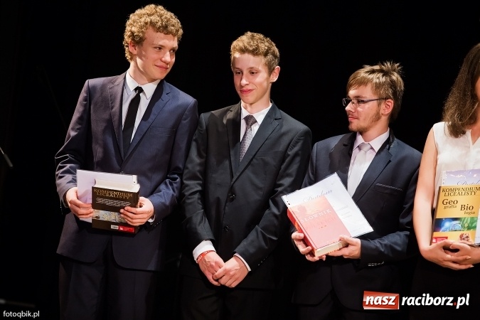 Zdjęcie w galerii na portalu naszraciborz.pl: Victorie 2016 przyznane. Uroczysta Gala Gimnazjum nr 1 w Strzesze wiadomości z regionu