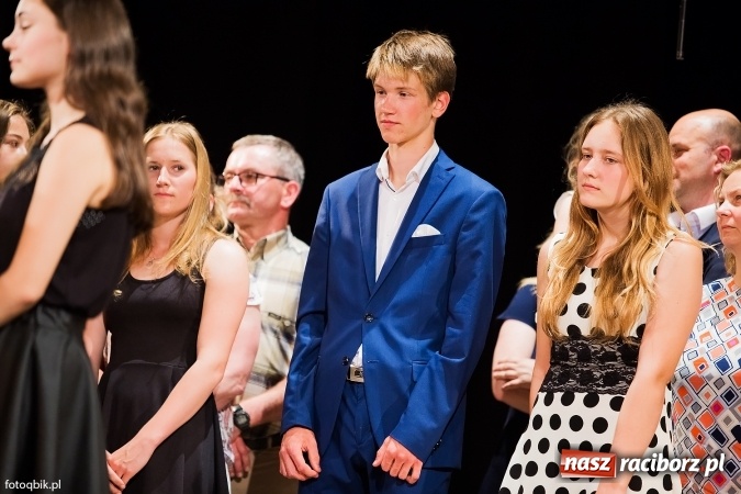 Zdjęcie w galerii na portalu naszraciborz.pl: Victorie 2016 przyznane. Uroczysta Gala Gimnazjum nr 1 w Strzesze wiadomości z regionu