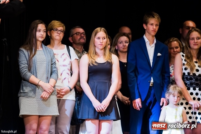 Zdjęcie w galerii na portalu naszraciborz.pl: Victorie 2016 przyznane. Uroczysta Gala Gimnazjum nr 1 w Strzesze wiadomości z regionu