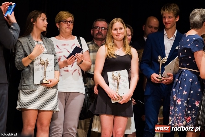 Zdjęcie w galerii na portalu naszraciborz.pl: Victorie 2016 przyznane. Uroczysta Gala Gimnazjum nr 1 w Strzesze wiadomości z regionu
