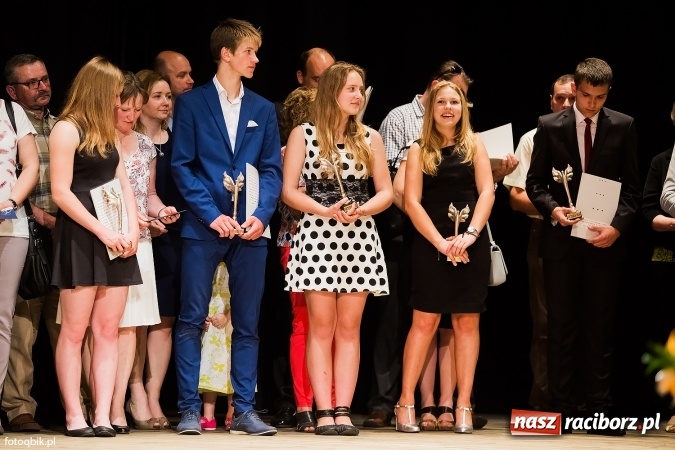Zdjęcie w galerii na portalu naszraciborz.pl: Victorie 2016 przyznane. Uroczysta Gala Gimnazjum nr 1 w Strzesze wiadomości z regionu