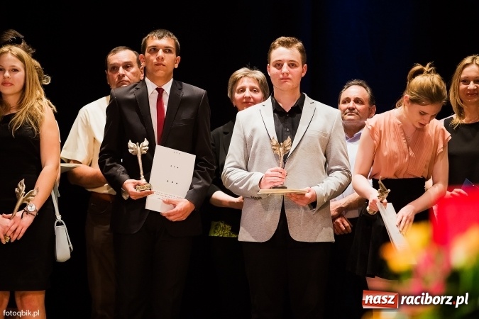 Zdjęcie w galerii na portalu naszraciborz.pl: Victorie 2016 przyznane. Uroczysta Gala Gimnazjum nr 1 w Strzesze wiadomości z regionu
