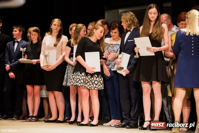 Zdjęcie w galerii na portalu naszraciborz.pl: Victorie 2016 przyznane. Uroczysta Gala Gimnazjum nr 1 w Strzesze wiadomości z regionu