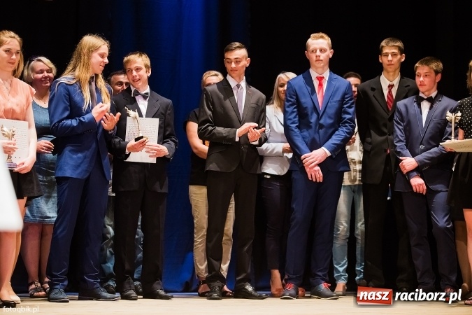 Zdjęcie w galerii na portalu naszraciborz.pl: Victorie 2016 przyznane. Uroczysta Gala Gimnazjum nr 1 w Strzesze wiadomości z regionu